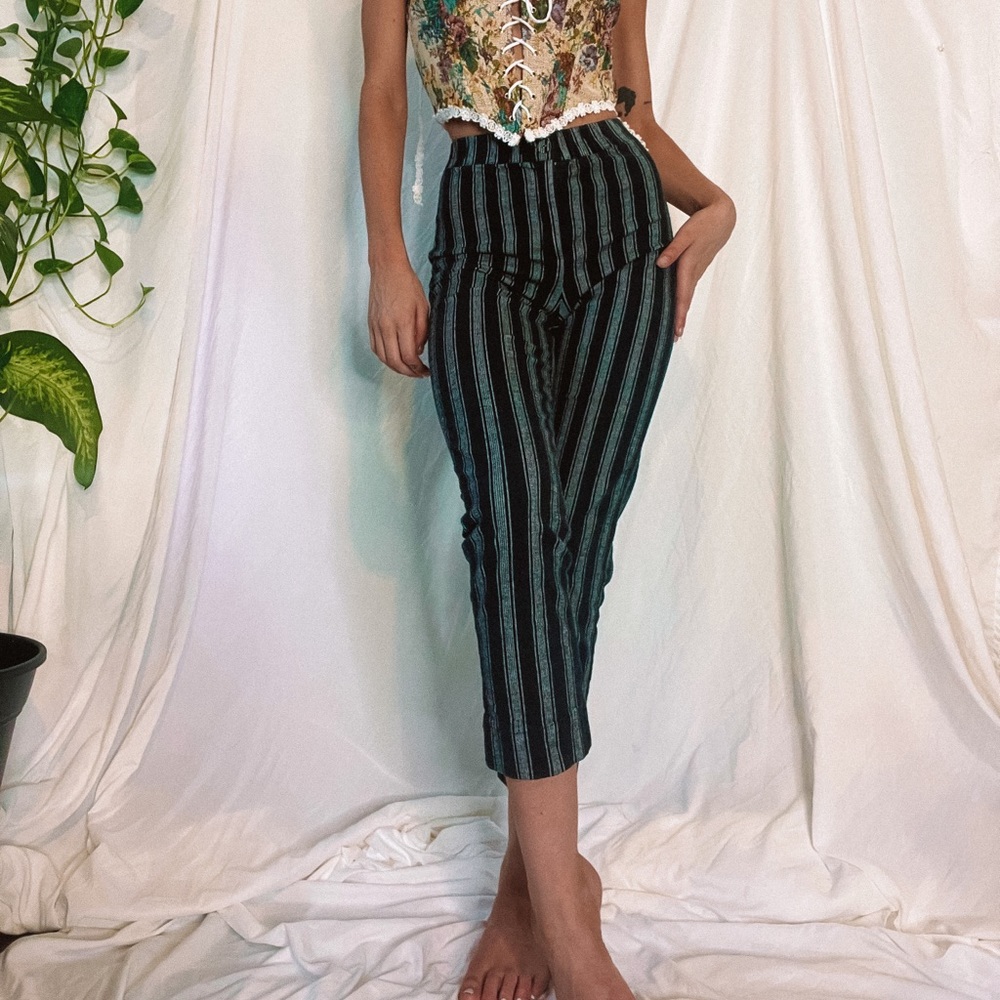 Brandy Melville Casual Capri Pant